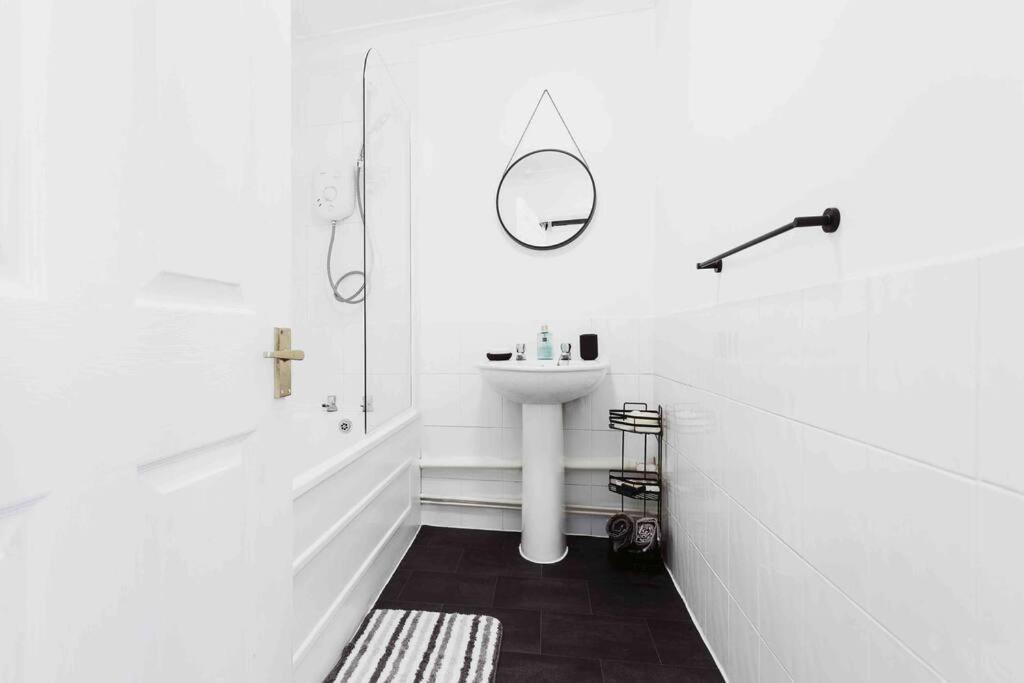 The Minimalist - Entire 1 Bed Flat Near Gunwharf Quays, Ground Floor Flat Private Entrance Apartment Portsmouth Ngoại thất bức ảnh